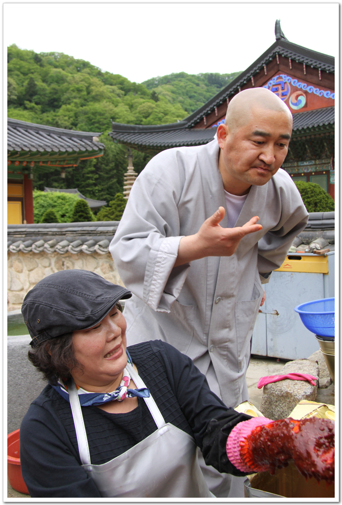 장 맛 확인하시는 원주 덕엄스님~