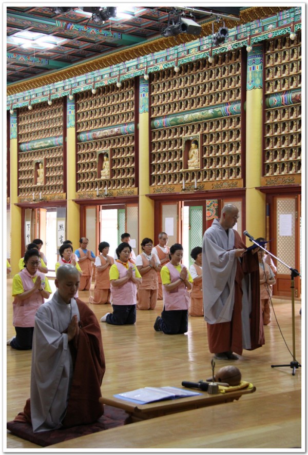 청규낭독하시는 청중 각엄스님