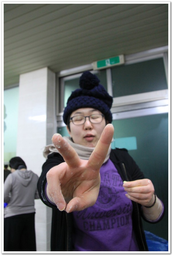 혜령법우님 밀가루반죽 후 V 샷은 부록입니다.