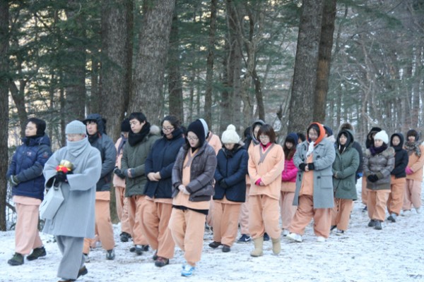 전나무 숲길 명상시간이랍니다. 자연의 소리를 들으며 천천히 한발짝씩!^^