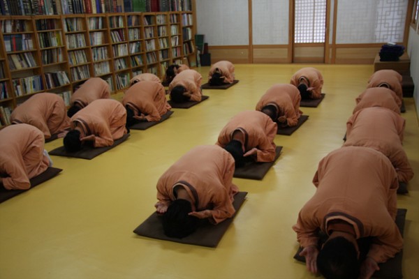 삼배하는 모습_아침,저녁예불을 위해서 배우는 장면