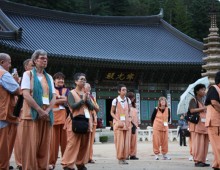 A group which is hearing about explanation of Samul 사물울림에 대해서 해설을 듣는 모습