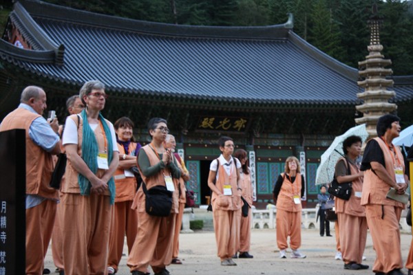 A group which is hearing about explanation of Samul 사물울림에 대해서 해설을 듣는 모습