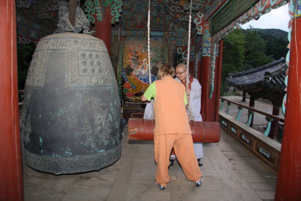 A experience of striking a big-bell( beomjong)직접 사물체험_범종